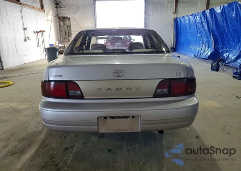 1995 Toyota Camry Le z USA, uszkodzony, nr VIN 4T1SK12E8SU644600